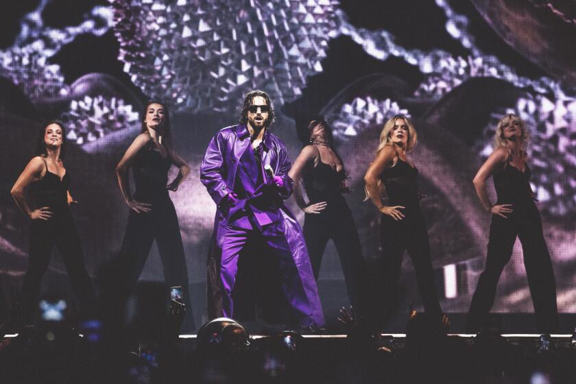 Maluma durante su actuación en el Kia Forum de Inglewood, California, como parte de su "Don Juan Tour".