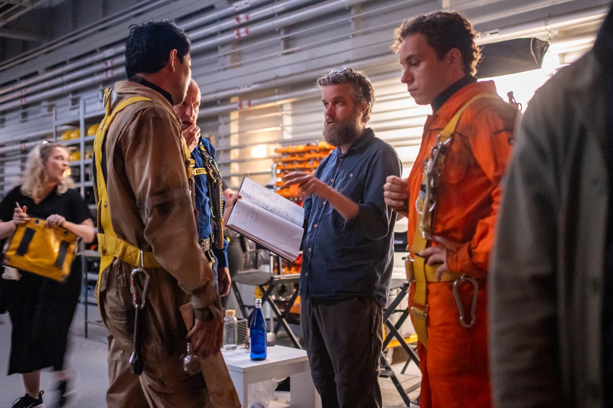 Con el director del filme, Alex Parkinson, entre escena y escena.