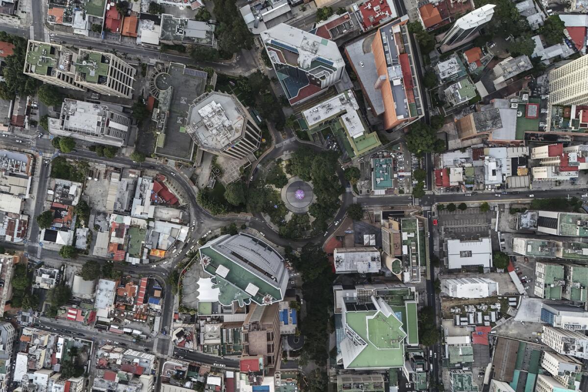 Una vista aérea de la plaza La Castellana en Caracas