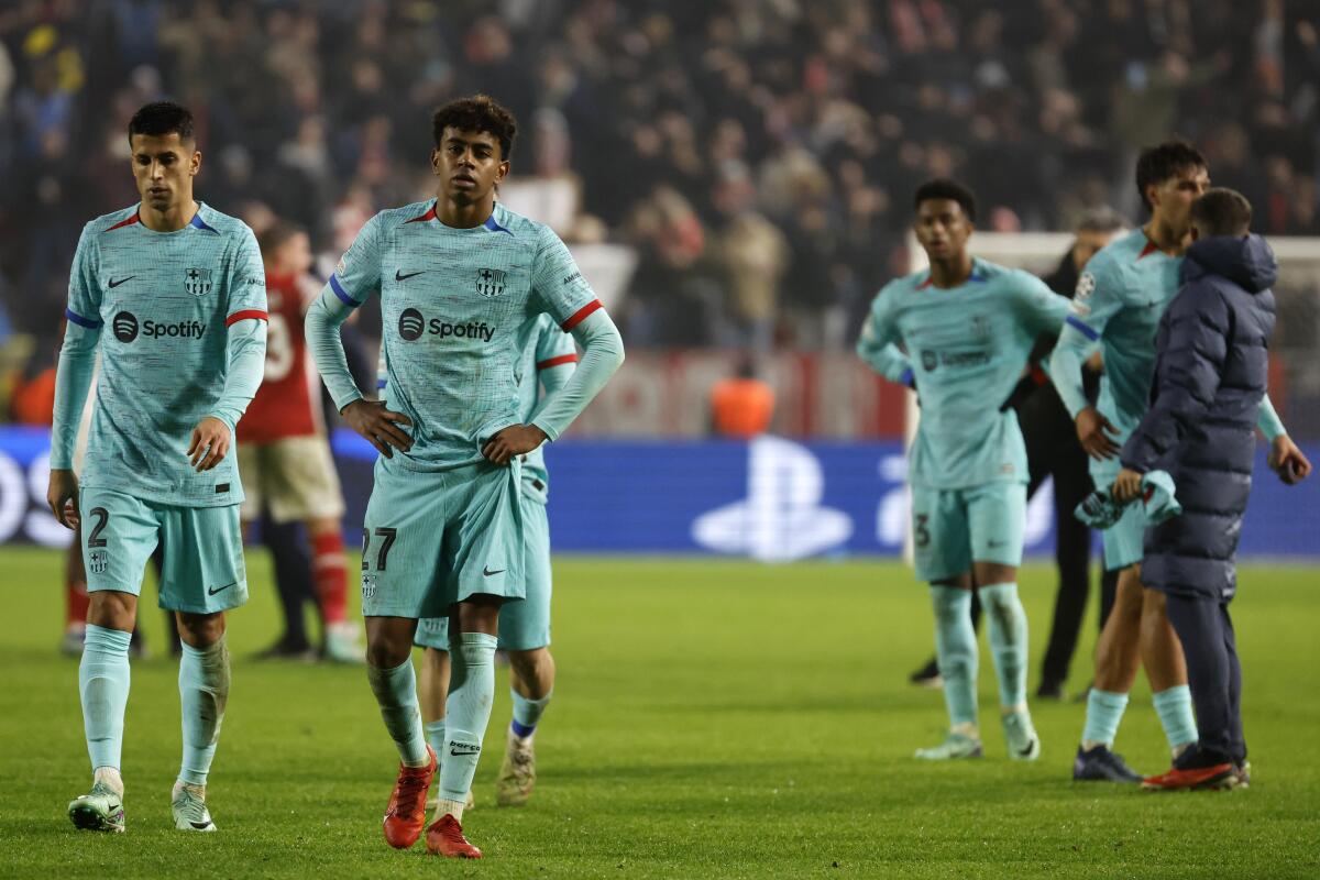 Jugadores del Barcelona abandonan el campo tras el encuentro ante el Antwerp en el Grupo H 