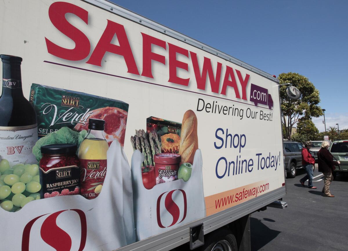 Safeway's revenue was flat for the first quarter, the Pleasanton company said.