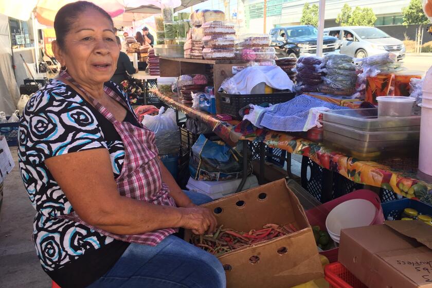 En los últimos tres años, Dora Pérez se ha dedicado a vender en el corredor salvadoreño. 