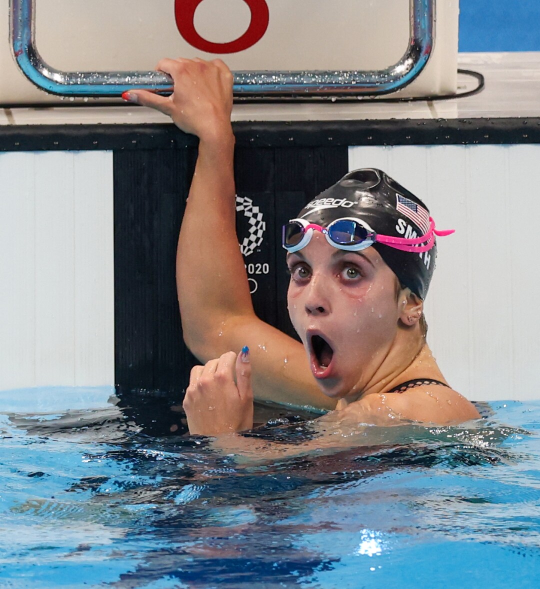 Dans l'eau au bord de la piscine, la mâchoire de Regan Smith tombe.