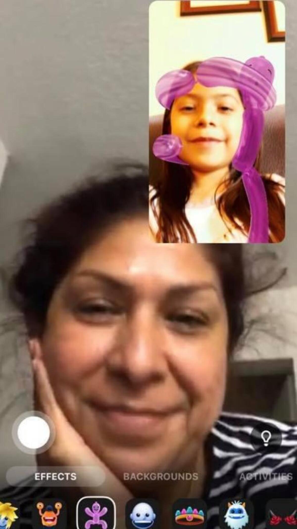Rocío Rebollar Gómez habla por video chat con su nieta de 6 años.