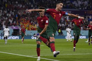 Cristiano Ronaldo celebra después de anotar desde el punto de penal el primer gol de Portugal en la victoria por 3-2 sobre Ghana en el choque por el Grupo H de la Copa Mundial en el Estadio 974 en Doha, Qatar, el jueves 24 de noviembre de 2022. (Foto AP/Manu Fernández)