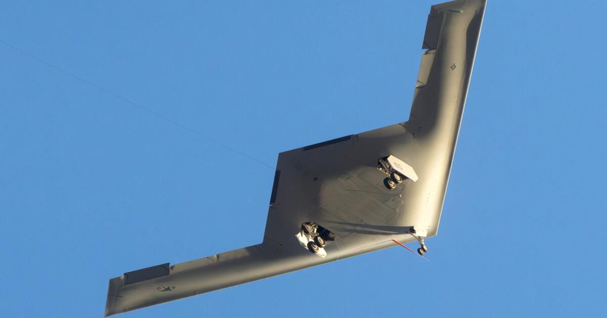 This new nuclear stealth bomber is top secret. So why is the B-21 Raider flying over Palmdale? This new nuclear stealth bomber is top secret. So why is the B-21 Raider flying over Palmdale?
