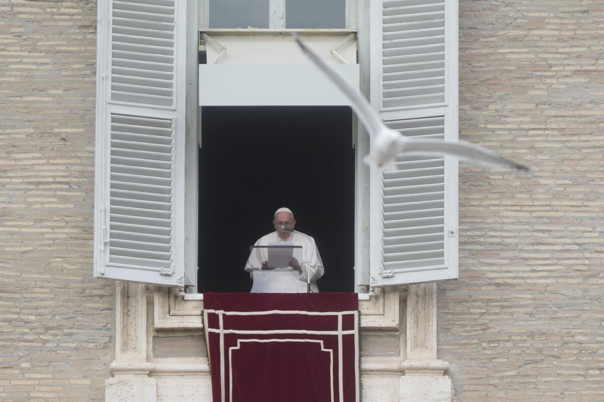 El papa Francisco ofrece la plegaria del Angelus a mediodía en la Plaza de San Pedro del Vaticano, 