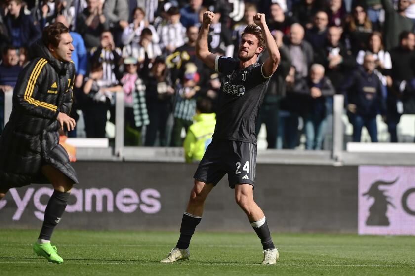 Daniele Rugani celebra tras anotar el tercer gol de Juventus en la victoria 3-2 ante Frosinone en la Serie A de Italia, el domingo 25 de febrero de 2024, en Turín. (Marco Alpozzi/LaPresse vía AP)