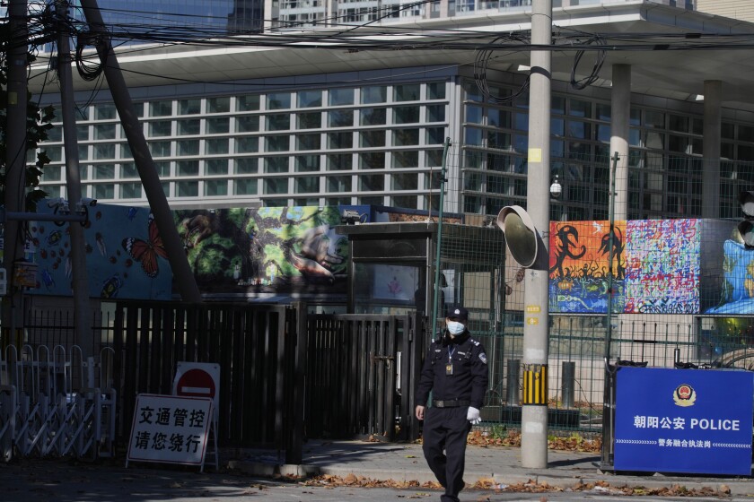 Un policía patrulla frente a la embajada de EEUU en Beijing, 9 de noviembre de 2021. (AP Foto/Ng Han Guan, File)