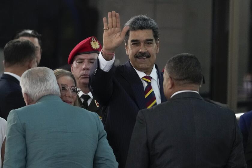 El presidente venezolano Nicolás Maduro saluda a la prensa en el Tribunal Supremo, a donde llegó para un proceso relacionado a la auditoría de los resultados presidenciales en Caracas, Venezuela, el viernes 9 de agosto de 2024. (AP Foto/Matías Delacroix)