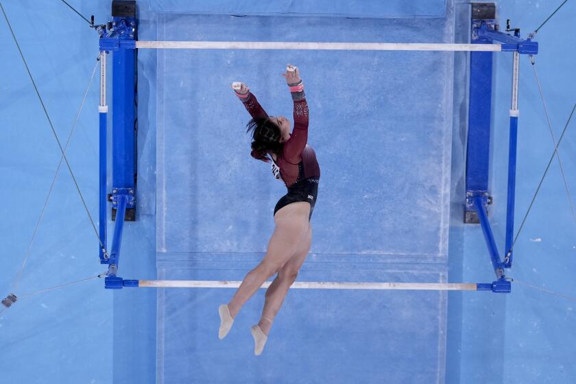 La mexicana Alexa Moreno realiza su rutina en las barras asimétricas durante las preliminares de los Juegos Olímpicos, el 25 de julio de 2021, en Tokio (AP Foto/Morry Gash)