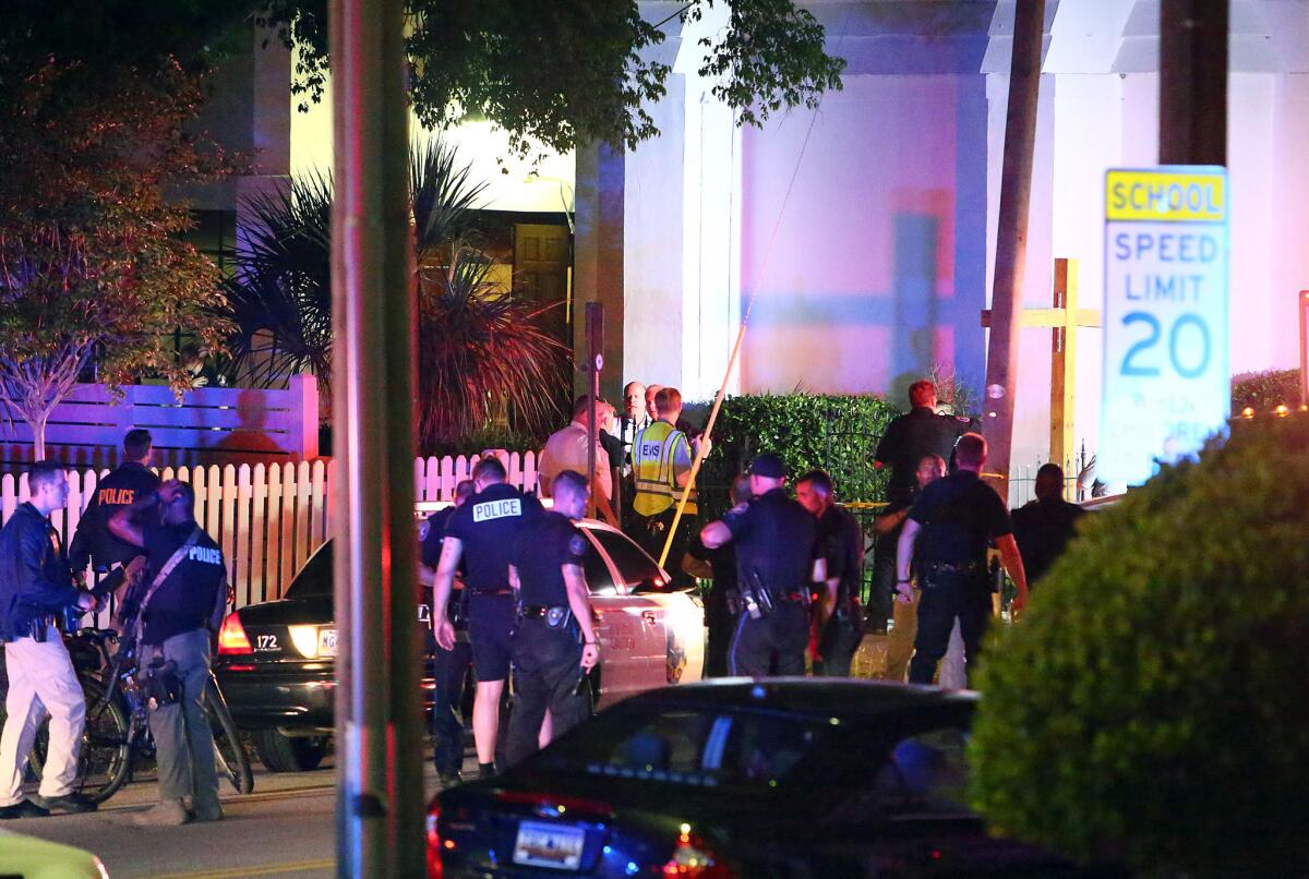 Policía ante la iglesia AME Emanuel tras el tiroteo, el miércoles 17 de junio de 2015 en Charleston, Carolina del Sur