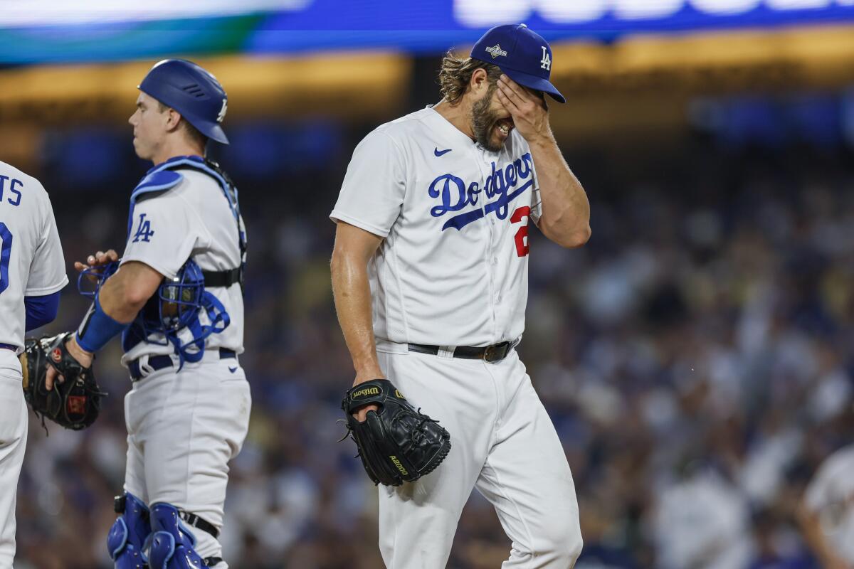 Le lanceur des Dodgers Clayton Kershaw réagit après avoir été retiré en première manche.