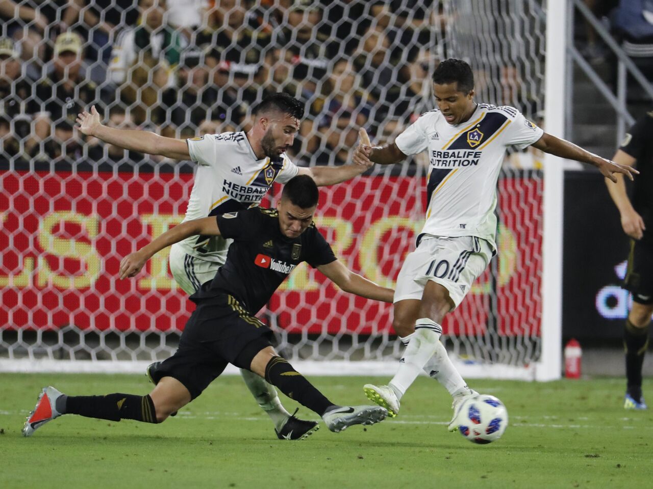 Galaxy rally for 2-2 draw with LAFC