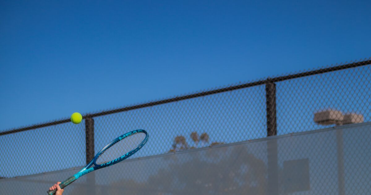 La entrenadora de tenis de niñas de Grossmont High sigue jugando ella misma