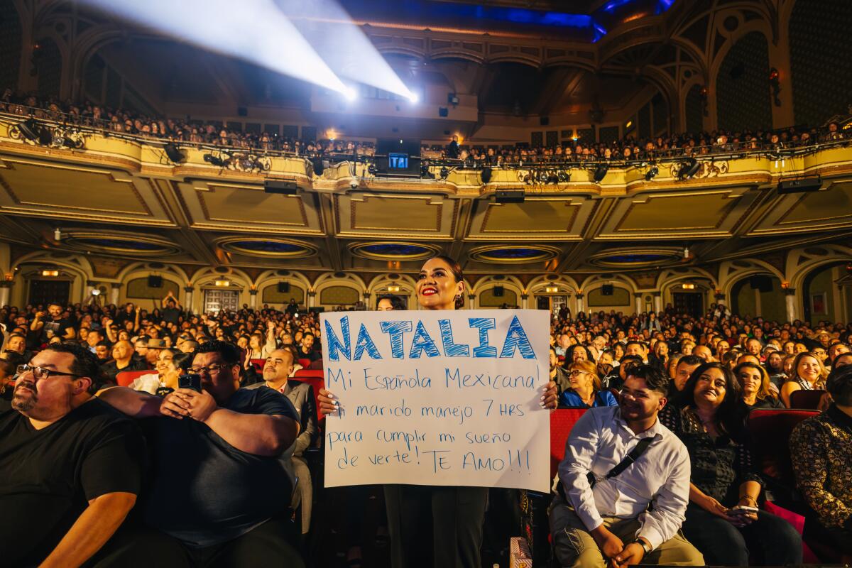 Una fan viajó en auto 7 horas para poder ver en el Orpheum de Los Ángeles a su ídolo y así cumplir su sueño.