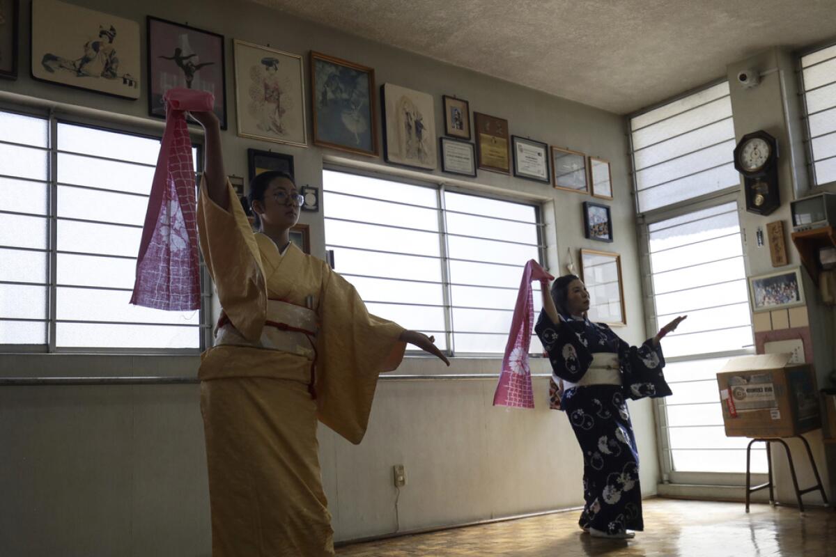 Aimi Kawasaki, izquierda, y Eiko Moriya, estudiantes