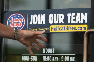 Un anuncio de oferta de trabajo es exhibido en un restaurante en Glenview, Illinois, el jueves 2 de mayo de 2024. (AP Foto/Nam Y. Huh)