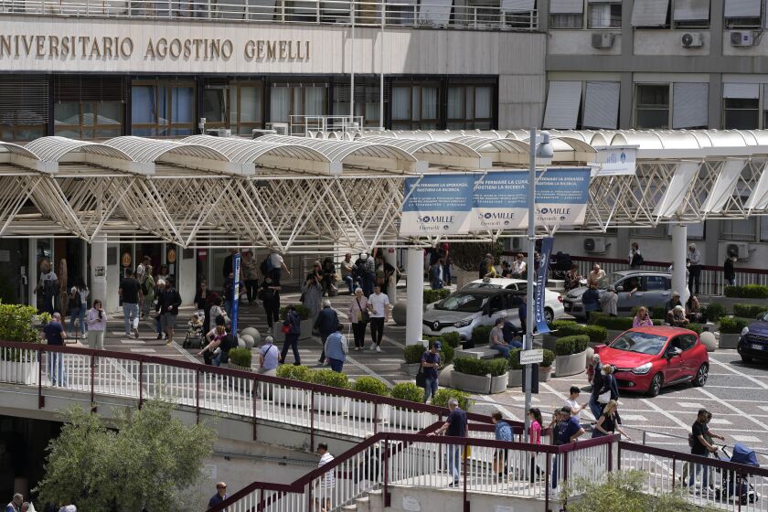 Una vista del hospital Agostino Gemelli en Roma, el martes 6 de junio de 2023. El papa Francisco hizo una visita rápida al hospital para hacerse pruebas. (AP Foto/Andrew Medichini)