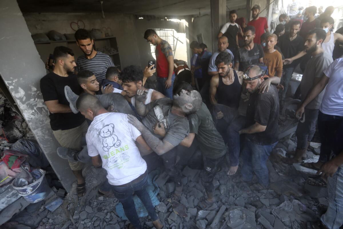 Palestinos cargan a una persona herida