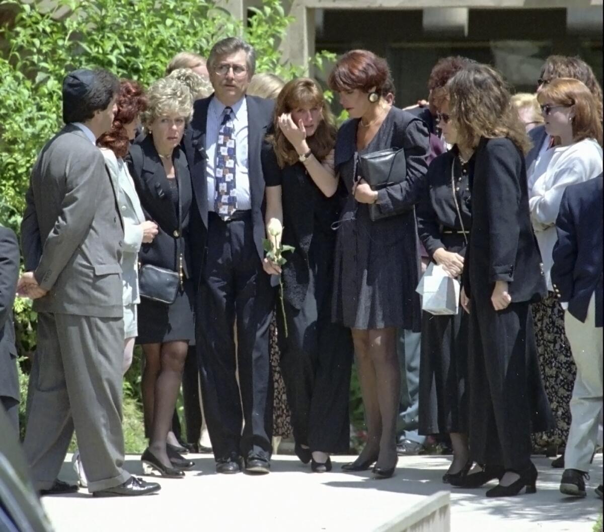 ARCHIVOS - Fred Goldman (centro izquierda), aparece junto a su esposa Patti (izquierda) 