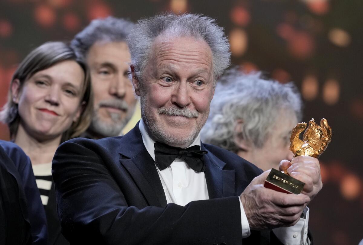 Nicolas Philibert, director del documental "Sur lAdamant", recibe el Oso de Oro a la Mejor Película 