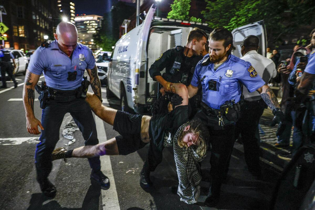 Una manifestante es arrestada cerca del campus de la Universidad de Pensilvania en Filadelfia