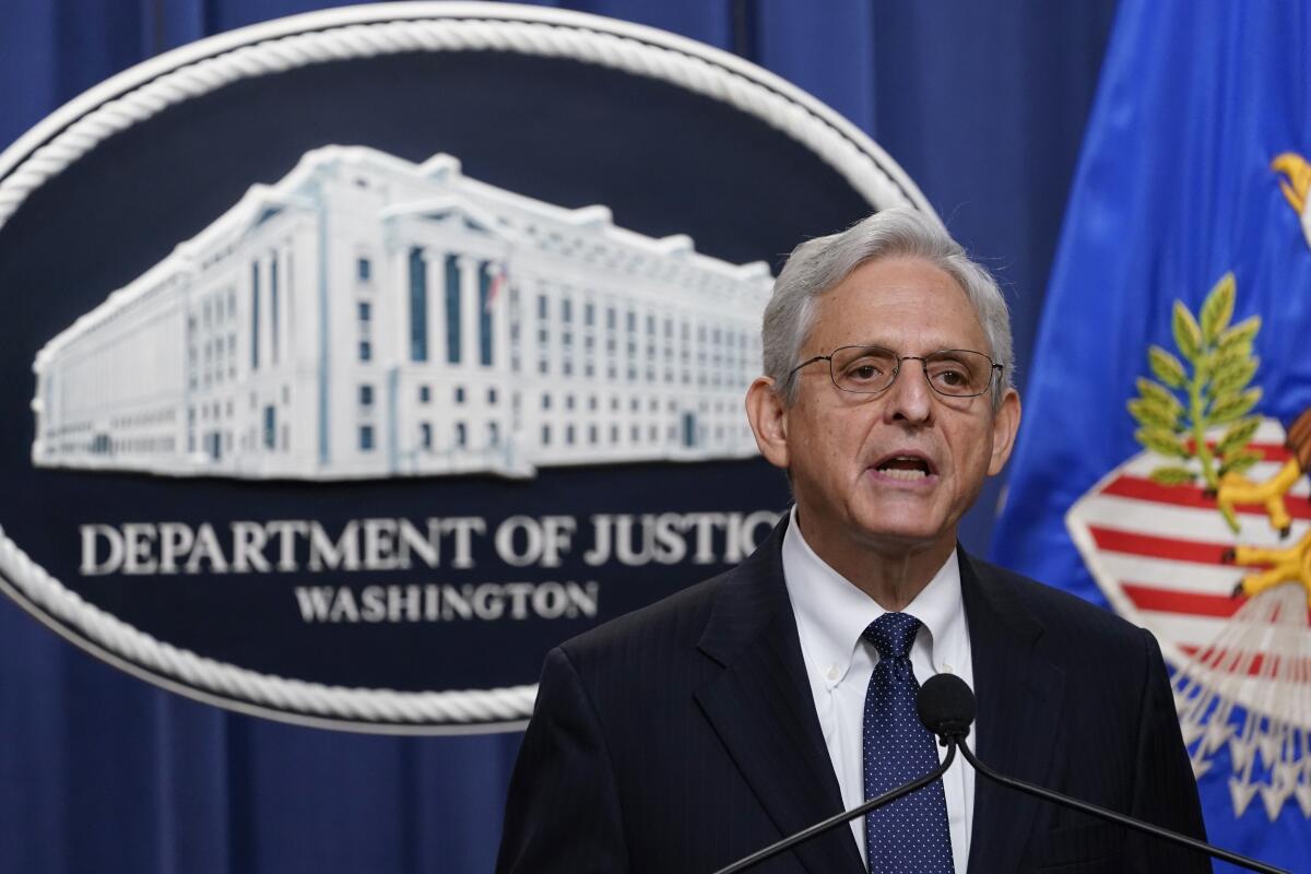 El secretario de Justicia Merrick Garland se dirige a los medios en el Departamento de Justicia,