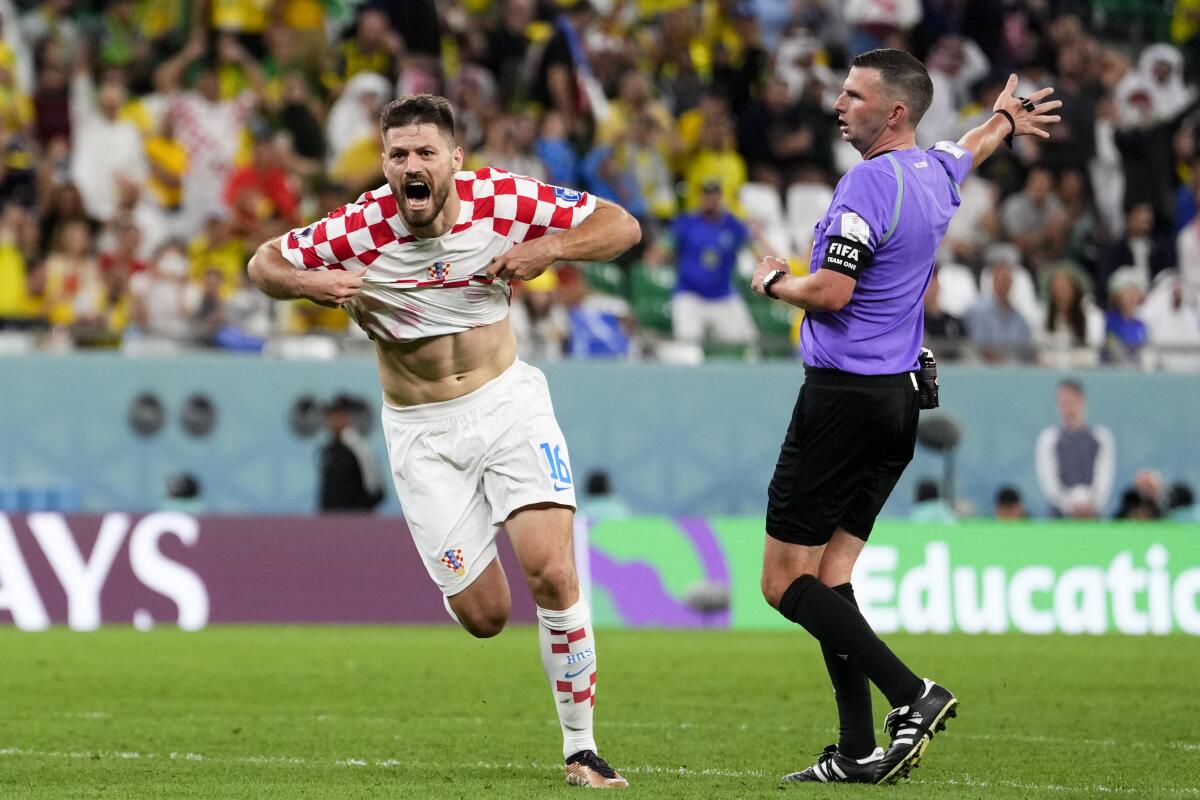 El croata Bruno Petkovic festeja su gol que empató el partido contra Brasil 