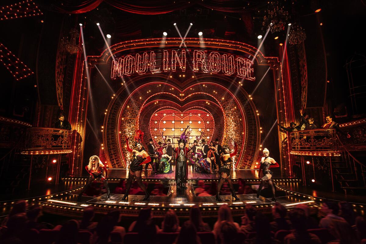 En esta imagen difundida por Boneau/Bryan-Brown, el elenco en "Moulin Rouge! The Musical".