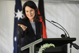 La ministra de Relaciones Exteriores alemana Annalena Baerbock habla ante los medios en Adelaide, el viernes 3 de mayo de 2024. (Michael Errey/Pool Photo via AP)