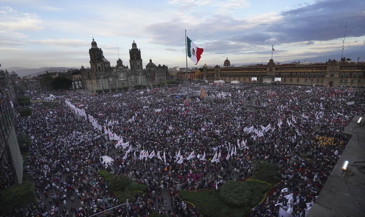 El presidente mexicano, Andrés Manuel López Obrador, habla en un mitin.