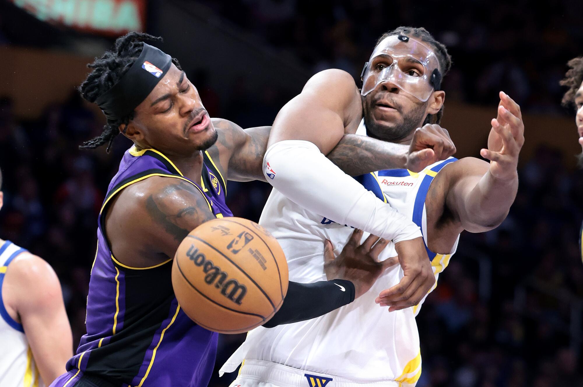 Lakers ileri Jarred Vanderbilt, bir ribaunt için savaşırken KeVon Looney ileri savaşçılarla karışıyor.