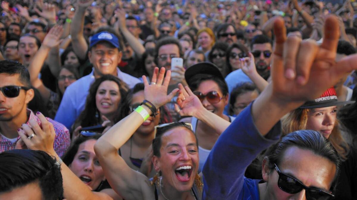 La Oficina del Censo dio a conocer que hasta el 1 de julio del 2014, vivían en California alrededor de 14 millones 990.000 latinos, superando a los 14 millones 920.000 blancos que viven en el estado. En la foto, un numeroso grupo de latinos participa en un concierto de música celebrado en Los Ángeles en octubre del 2014.