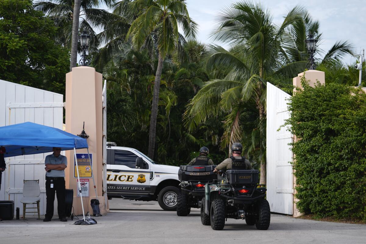 La entrada de Mar-a-Lago, la mansión del expresidente estadounidense Donald Trump