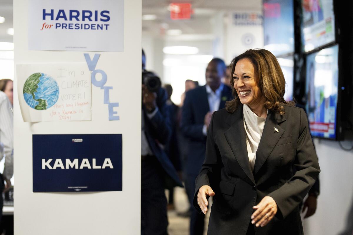 La vicepresidenta Kamala Harris llega a las oficinas de su equipo de campaña en Wilmington, Delaware