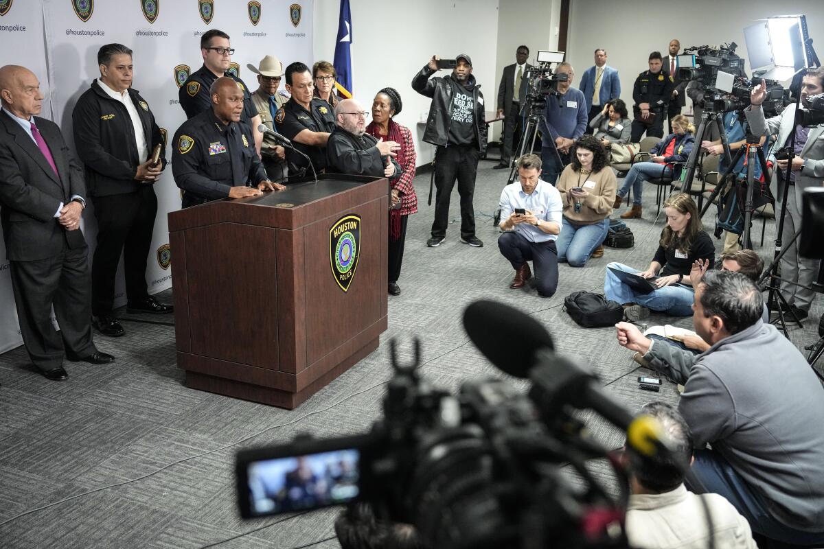 El jefe policial Troy Finner ofrece una conferencia de prensa en la sede de la policía luego de un tiroteo 