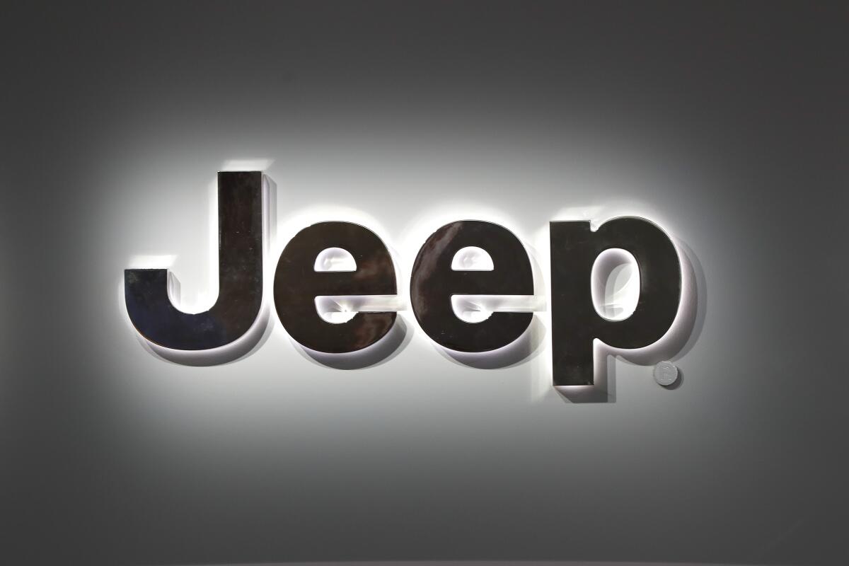 ARCHIVO - Un logotipo de Jeep durante el Auto Show de Detroit, el 14 de enero de 2019.