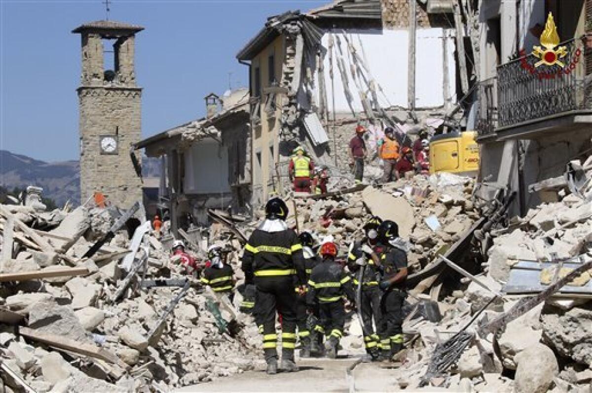 Rescatistas trabajando en un edificio derruido en Amatrice, en el centro de Italia, el jueves 25 de agosto de 2016. Los rescatistas se han asustado por las réplicas del sismo.