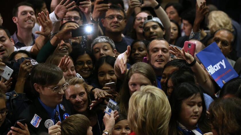 La precandidata presidencial demócrata Hillary Clinton saluda a sus partidarios durante un acto de campaña realizado en la Universidad del Sur de Texas este último sábado, pocas horas después de derrotar a Bernie Sanders en los caucus demócratas de Nevada.