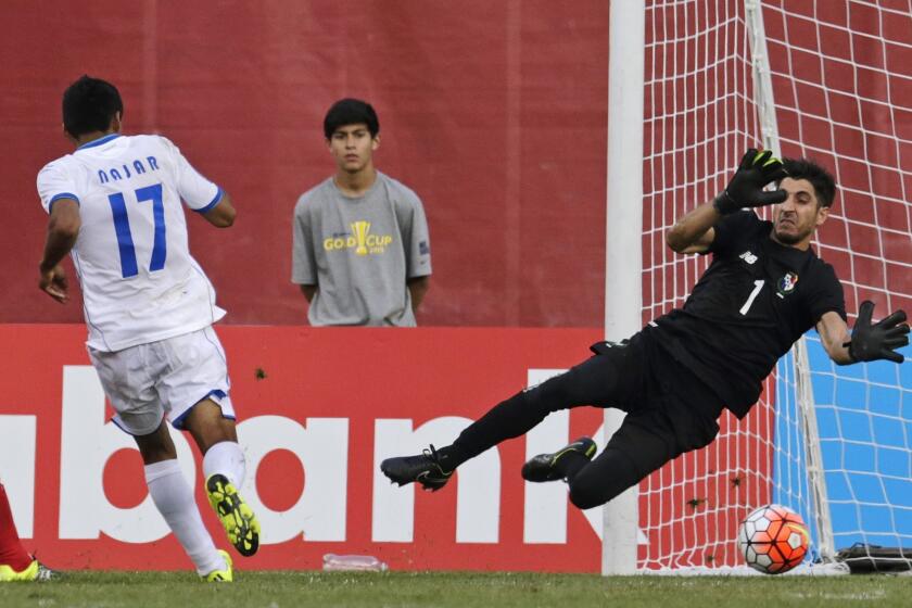 Andy Najar, de Honduras, anota contra el portero de Honduras, Jaime Penedo, en la segunda mitad de su partido de la Copa de Oro de la CONCACAF en Foxborough, Massachusetts.