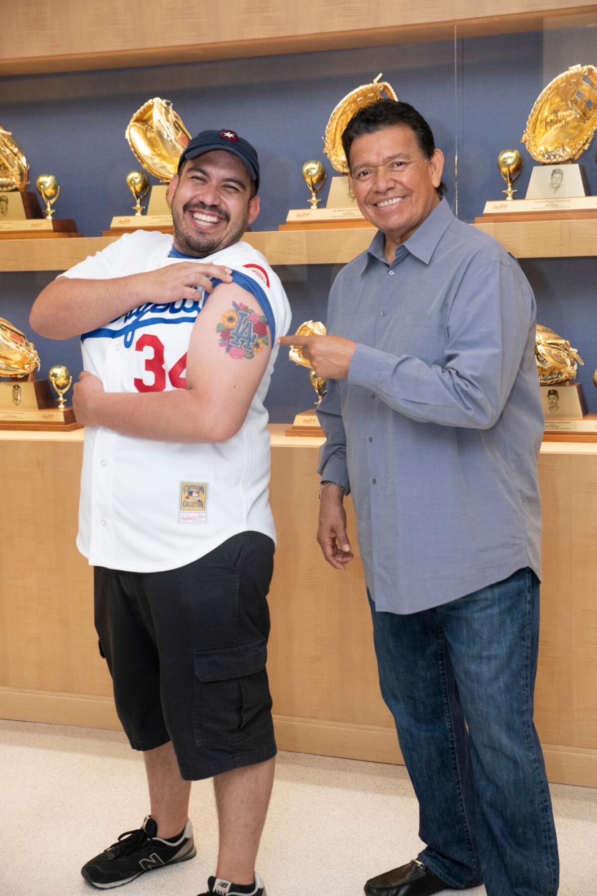 Fernando Valenzuela posando con el ganador del concurso de las Dodgers Micheladas, 