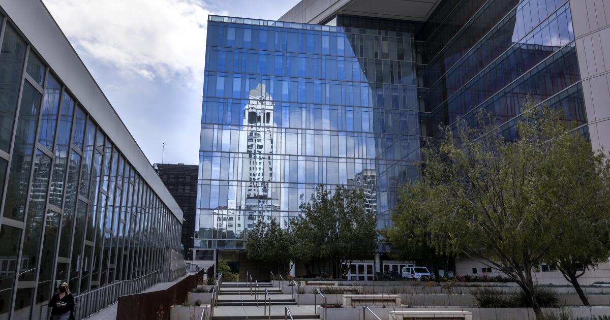 LAPD officers injured after responding to reported South L.A. robbery LAPD officers injured after responding to reported South L.A. robbery