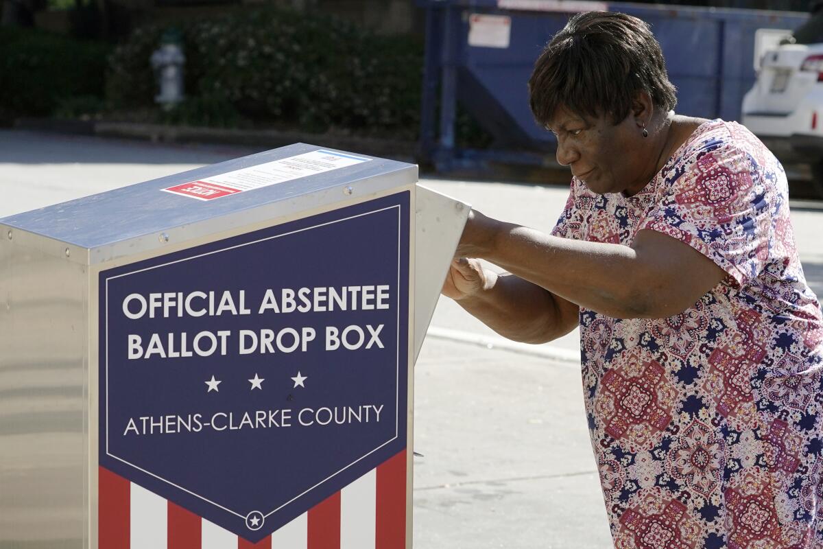 Una mujer vota por adelantado en Athens, Georgia, el 19 de octubre del 2020.
