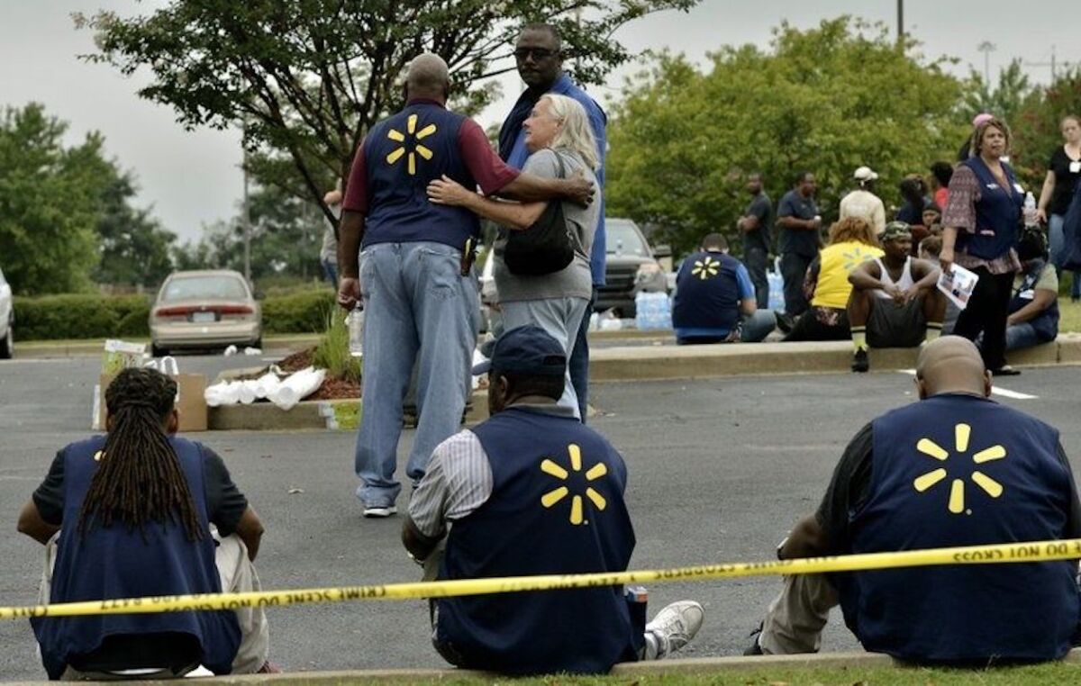 Empleados de Walmart se reúnen en el estacionamiento después de un tiroteo en la tienda en Southaven, Mississippi.