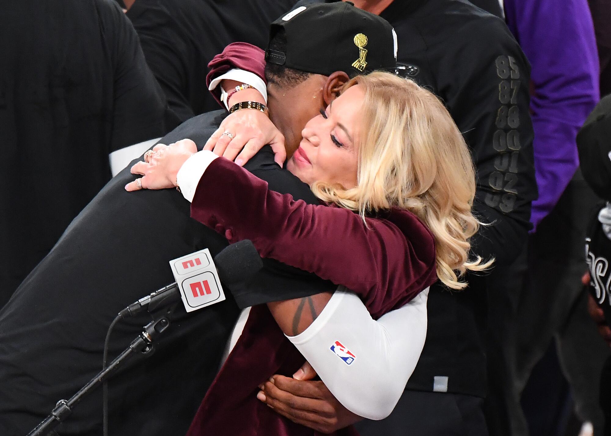  Lakers owner Jeannie Buss gets a hug from LeBron James 