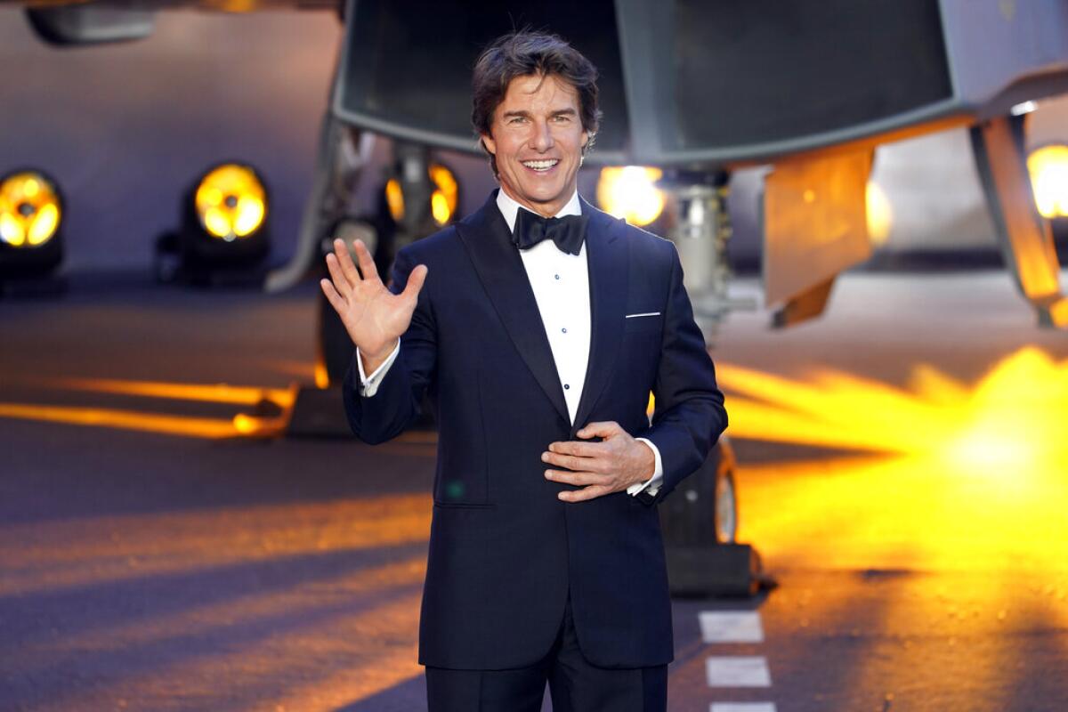 Tom Cruise sonríe durante el estreno de "Top Gun Maverick" 