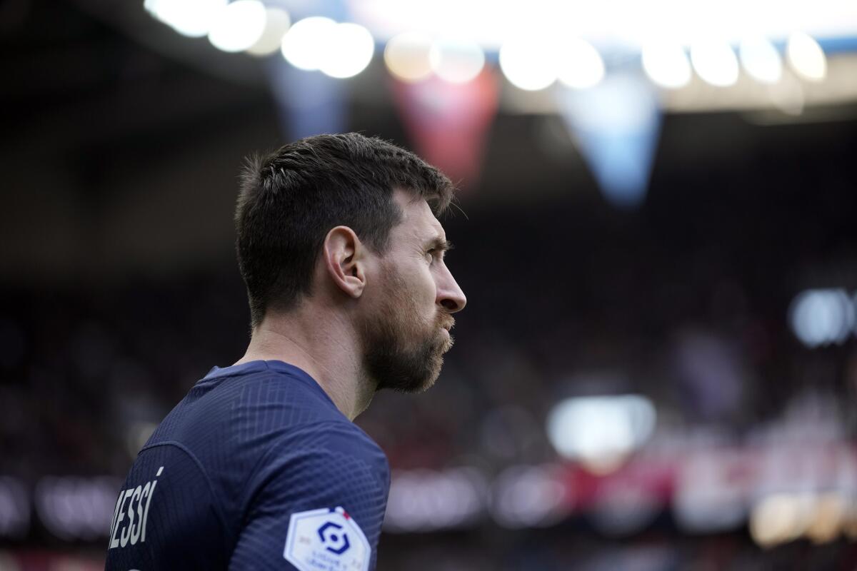 Lionel Messi del Paris Saint-Germain gesticula durante el partido contra Rennes en la liga francesa,