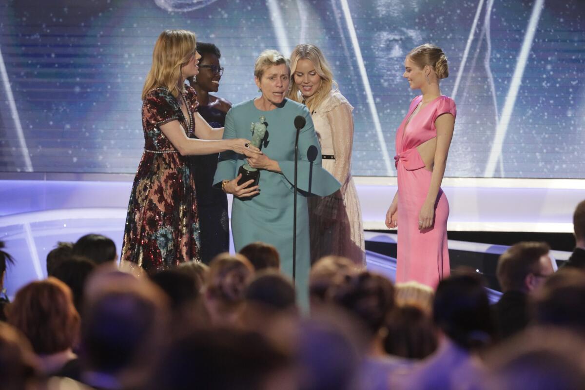 Frances McDormand recibe el trofeo principal de los Premios del SAG gracias a la cinta “Three Billboards Outside Ebbing, Missouri”, que se convirtió en la máxima ganadora del evento que antecede al Oscar.