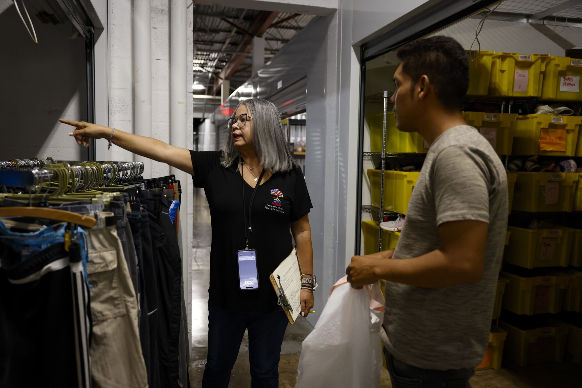 A volunteer of the nonprofit Raíces Venezolanas Miami